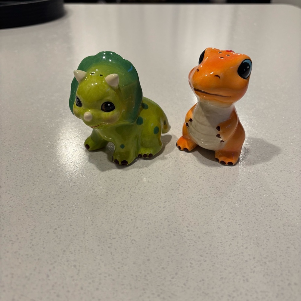 Dinosaur salt and pepper shakers - Green and Orange